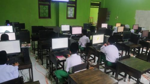 PEMBELAJARAN UNTUK PARA SISWA DALAM LAB KOMPUTER